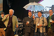 Schirmherr ist Bürgermeister Josef Schmid, den Regenschirm zum Auftakt-Regenschauer inclusive  (©Foto. Martin Schmitz)